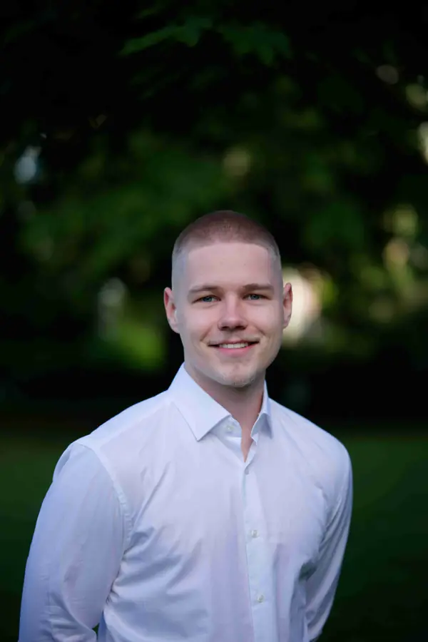 Businessportrait in natürlichem Licht für Website und Profil in Ludwigsburg
