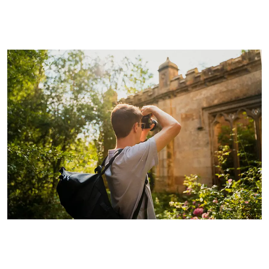 Ron Grau bei der Arbeit als Fotograf und Webdesigner